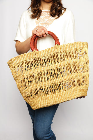 Woman holding The Raffia Classic Brown